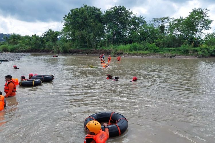 Tim SAR Gabungan masih melakukan operasi pencarian dua pemancing yang hilang terseret banjir bandang di Sungai Kacangan, Purbalingga, Jawa Tengah, Kamis (2/6/2022).