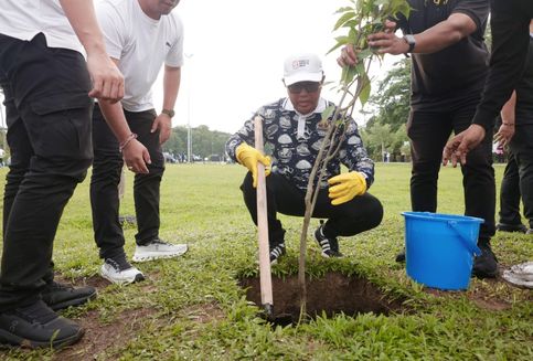 Wali Kota Denpasar Tanam Pohon Kenanga di Rakernas Apeksi XVIII