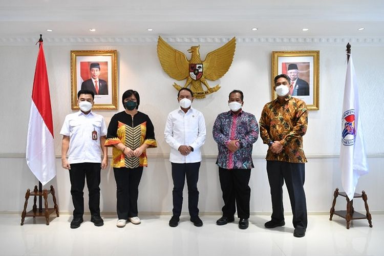 Menteri Pemuda dan Olahraga Republik Indonesia Zainudin Amali (tengah) menyambut kedatangan rombongan Unversitas Negeri Semarang (Unnes) di Kantor Kemenpora pada Jumat (7/1/2022) pagi WIB.