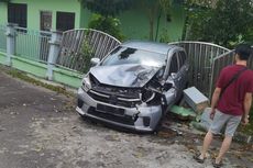 Mobil Mengebut di Perumahan, Tabrak Mobil yang Diparkir Depan Rumah