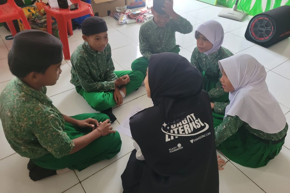 Relawan Jagat Literasi Kompas.com memberikan materi ajar kepada anak anak MI Darul.Furqon, Sebatik Tengah, Nunukan, Kaltara, Rabu (13/8/2025).