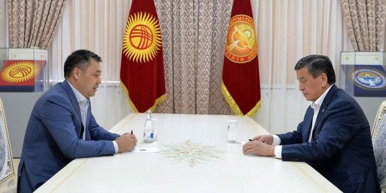 Presiden Kirgistan Sooronbay Jeenbekov (kanan) ketika menerima pelantikan Perdana Menteri Sadyr Japarov. Jeenbekov kemudian memutuskan mengundurkan diri setelah mendapatkan demo dari rakyatnya, dan mengaku ingin menghindari pertumpahan darah.
