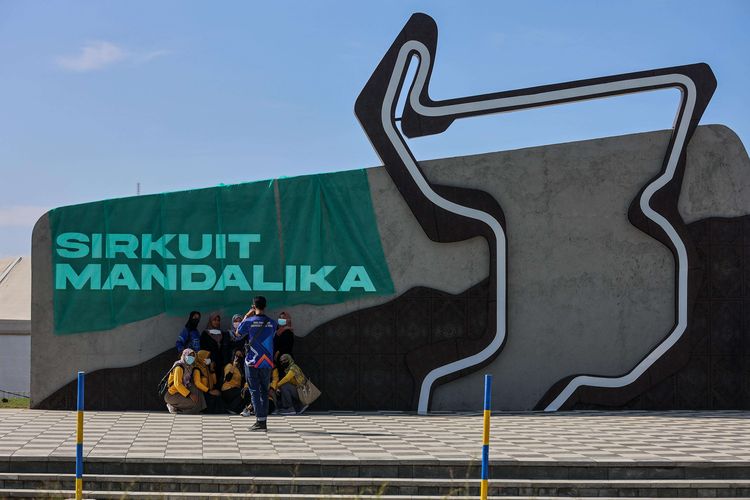 Pengunjung mengambil gambar di salah satu spot di area depan Sirkuit Internasional Jalan Raya Pertamina Mandalika di Kuta, Pujut, Lombok Tengah, Nusa Tenggara Barat, Selasa (15/3/2022). Saat ini, berbagai persiapan jelang MotoGP pada 18-20 Maret 2022 terus dikebut baik di dalam maupun di luar kawasan Sirkuit Internasional Jalan Raya Pertamina Mandalika.