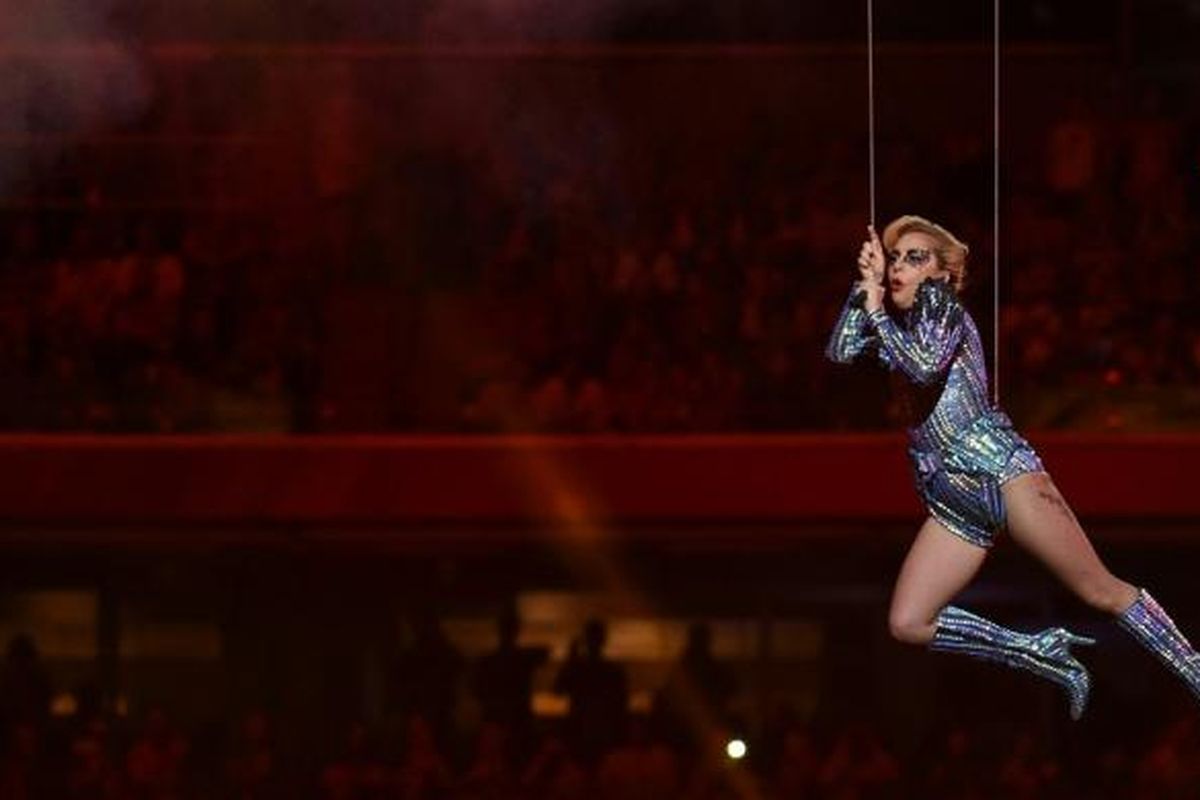 Penyanyi Lady Gaga tampil dalam pertunjukan paruh waktu Super Bowl LI di NGR Stadium, Houston, Texas, Minggu (5/2/2017).