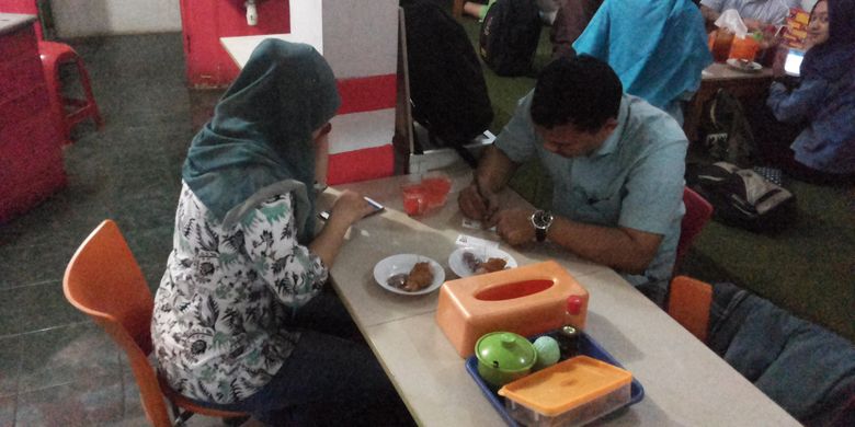 Para pengunjung Soto Kauman Express tampak menulis doa di kertas yang disediakan pihak rumah makan, Selasa (30/5/2017). Soto Kauman Express, yang berlokasi di Jalan Muchtar, Sawangan, Depok menawarkan program menu buka puasa gratis bayar pakai doa bagi para pengunjungnya yang berlaku setiap hari selama bukan puasa, tepatnya dari pukul 18.00 - 18.30 WIB.