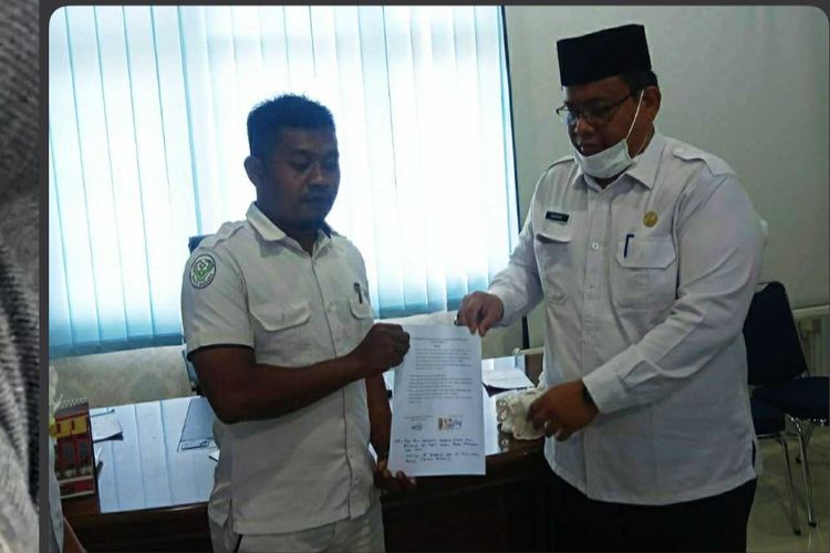 Direktur Rumah Sakit Umum Cut Meutia (RSUCM) Aceh Utara, Baihaqi, bersama koordinator aksi M Nasir, mendatangi kesepakatan bersama di ruang kerja direktur, Rabu (12/10/2022) sore.