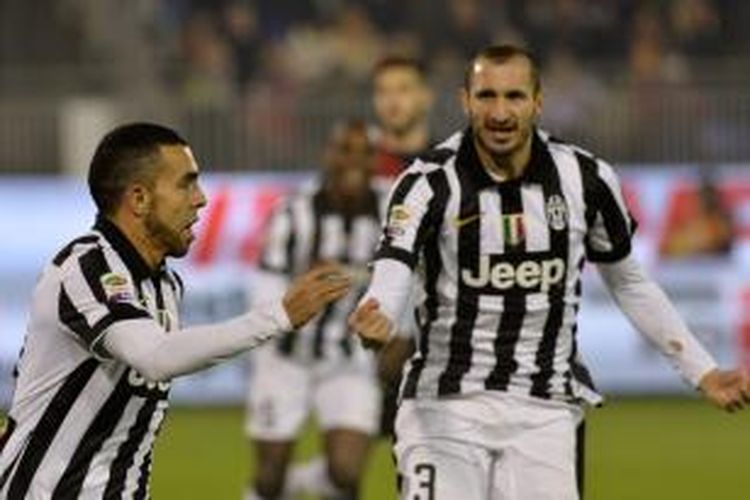 Reaksi penyerang Juventus, Carlos Tevez (kiri) seusai mencetak gol ke gawang Cagliari pada lanjutan Serie-A di Stadion Sant'Elia, Kamis (18/12/2014). 