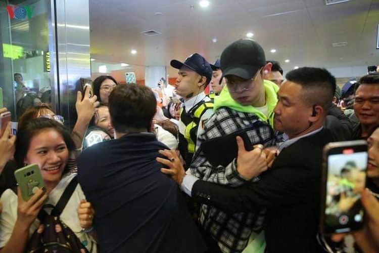 Chanyeol EXO berusaha menembus penggemar yang mengeroyoknya di Bandara Internasional Noi Bai, Hanoi, Vitenam, Jumat (10/1/2020). Pengawalnya dan petugas keamanan tampak kewalahan mengatasi massa yang terus merangsek.