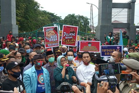 Temui Pedemo, Bupati Bogor Orasi Tolak Omnibus Law: Saya akan Dukung Perjuangan Saudara...