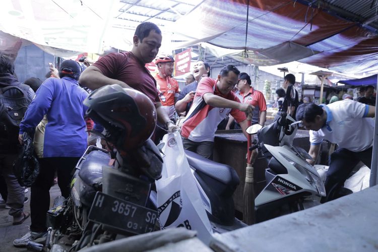 Wali Kota Semarang Hendrar Prihadi bersama Gubernur Jawa Tengah ikut kerja bakti memberishkan Pasar Peterongan, Jumat (7/9/2019)