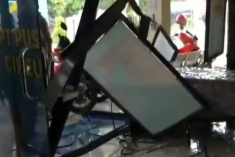 Viral angkutan kota (angkot) menabrak gedung Puskesmas Cipeucang, Kabupaten Pandeglang, Banten hingga masuk ke dalam ruang pendaftaran pasien, Selasa (12/1/2021)