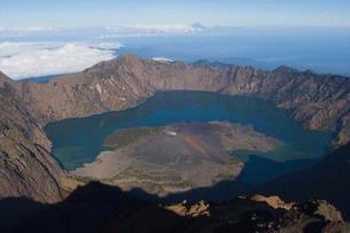 Gunung Baru atau Gunung Barujari yang terletak menjorok ke Danau Segara Anak, dengan kawah berukuran 170m x 200m pada ketinggian 2.296 - 2376 meter di atas permukaan laut (mdpl). Foto dari kawasan puncak Gunung Rinjani.