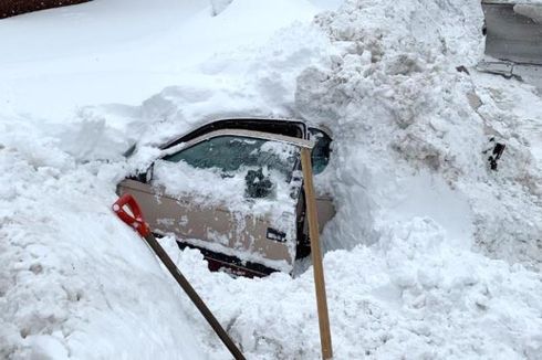 Terjebak dalam Mobil yang Tertimbun Salju, Tunawisma Ini Selamat