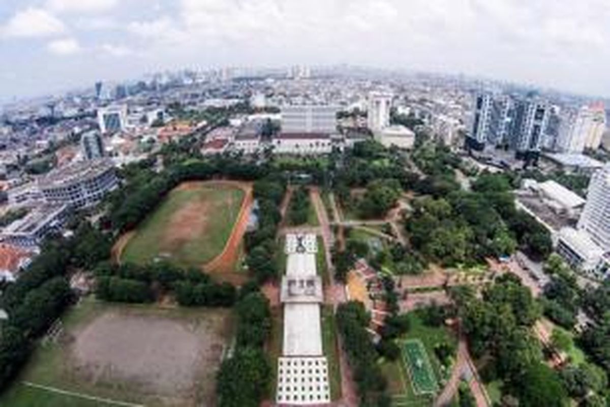 Ruang terbuka hijau di Taman Lapangan Banteng, Jakarta, Senin (16/2/2015). Area yang dulu sempat menjadi kawasan padat penduduk ini sekarang sudah berubah menjadi area taman kota.