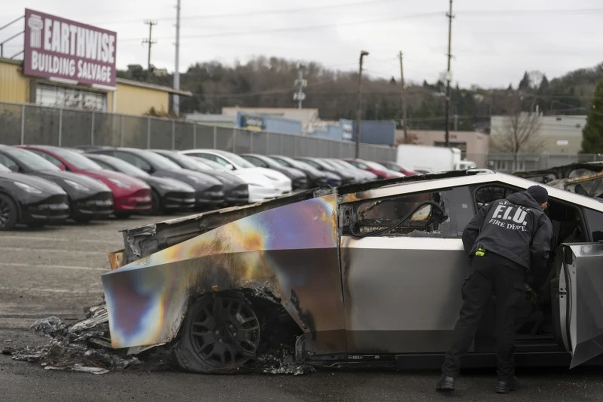 Banyak mobil listrik Tesla dibakar para pendemo Trump, termasuk Cybertruck