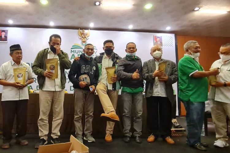 Ketua Umum APPSI, Sudaryono, saat dihadiahi sepatu bunut oleh Ketua APPSI Sumut, M Husni.