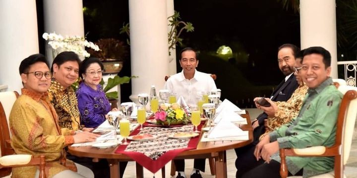 Presiden Joko Widodo saat mengenakan sepatu milik NAH project asal Bandung dalam acara makan malam bersama sejumlah ketua parpol, Senin (23/7/2018) malam. 