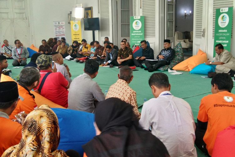 Gubernur Jawa Barat Ridwan Kamil saat mendengar aspirasi warga dalam acara Temu Pimpinan untuk Aspirasi Masyarakat (Tepas) di Gedung Pakuan, Jalan Cicendo, Kamis (14/2/2019).