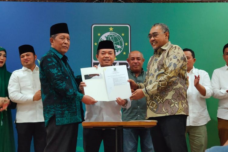 Waketum PKB Jazilul Fawaid menyerahkan rekomendasi dukungan untuk Pilkada Jambi pada petahana Al Haris dan Abdullah Sani. Acara itu berlangsung di Kantor DPP PKB, Senen, Jakarta, Selasa (2/7/2024). 