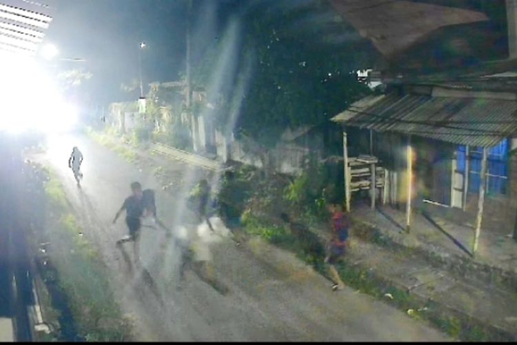 Potongan gambar yang memperlihatkan sejumlah remaja yang sedang bermain seolah-olah tawuran menggunakan senjata tajam celurit di tengah jalan di Kota Makassar, Sulsel, Sabtu (22/7/2023) malam.