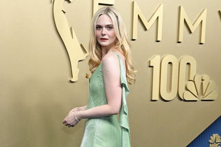 Elle Fanning Tampil Memukau di Emmys 2026 dengan Gaun Hijau Jade