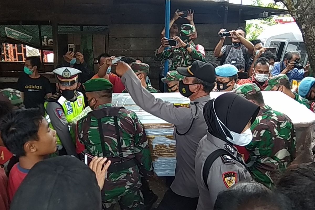 Jenazah Pratu Martinus Sinurat, salah satu korban penembakan oknum polisi di RM Kafe Jakarta Barat, saat tiba di kediaman keluarga di Kelurahan Padang Matinggi, Kota Padang Sidempuan Sumatera Utara, Jumat (26/2/2021).