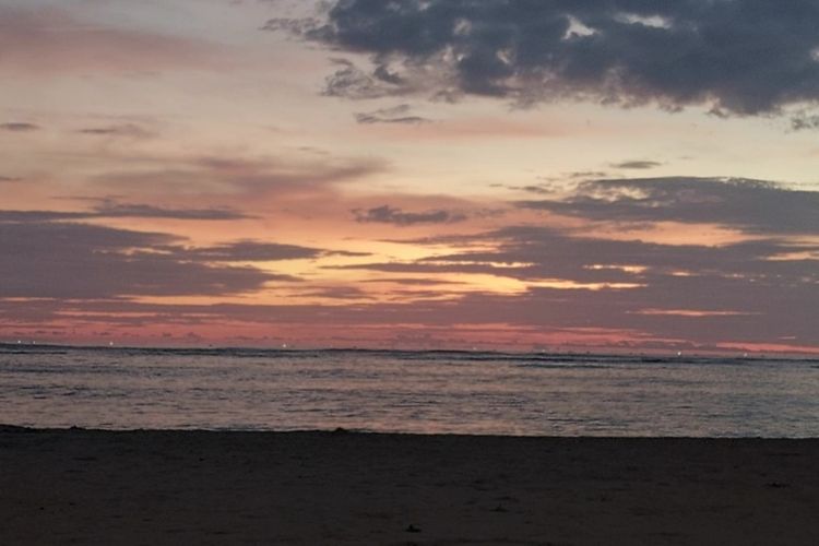 Suasana matahari terbenam (sunset) di Pantai Mandalika, pantai ini terletak di area Pullman Lombok Merujani Mandalika Beach Resort di kawasan Mandalika, Kelurahan Kuta, Kecamatan Pujut, Kabupaten Lombok Tengah.