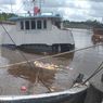 Kapal Sembako Tenggelam, Ribuan Warga Ambil Indomie dan Biskuit yang Hanyut
