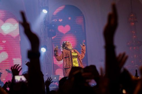 Dengan Lagu Permintaan Penonton, Reza Artamevia Tutup 5 Cinta Concert