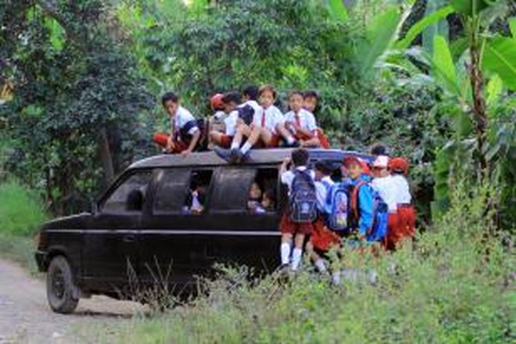 Mobil keluaran 1980 milik Sumardi menjadi alat transportasi anak anak sekolah di Dusun Jayengan Kabupaten Banyuwangi. Satu mobil bisa berisi lebih 40 siswa