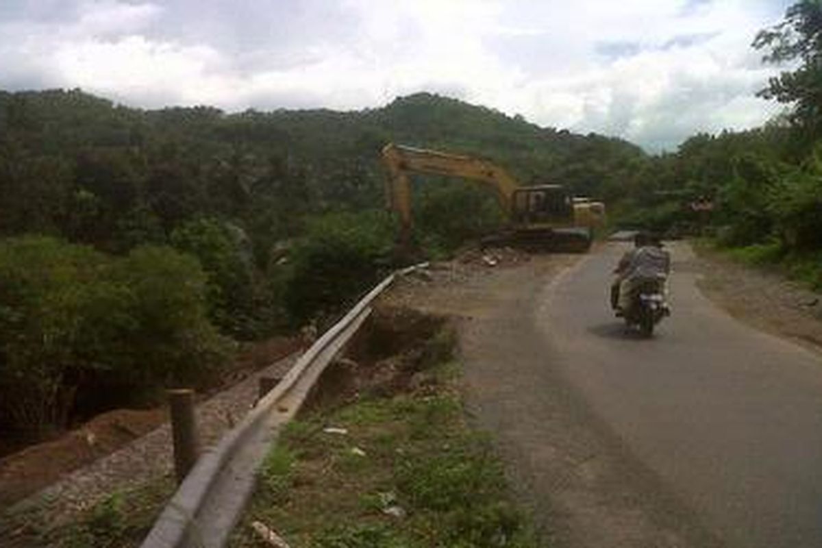Memasuki musim hujan, waspadai sejumlah titik rawan longsor di jalur Kandangan, Ibu Kota Kabupaten Hulu Sungai Selatan, Kalimantan Selatan, menuju ke obyek wisata Loksado di Pegunungan Meratus.