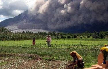 Erupsi Gunung Sinabung disertai dengan luncuran awan panas terlihat dari Desa Jeraya, Karo, Sabtu (13/6/2015) . Gunung Sinabung yang kini masih berstatus Awas masih mengalami peningkatan aktivitas.