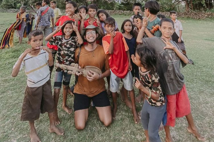 Firly (tengah) berfoto bersama anak-anak saat traveling ke Sumba, Nusa Tenggara Timur.