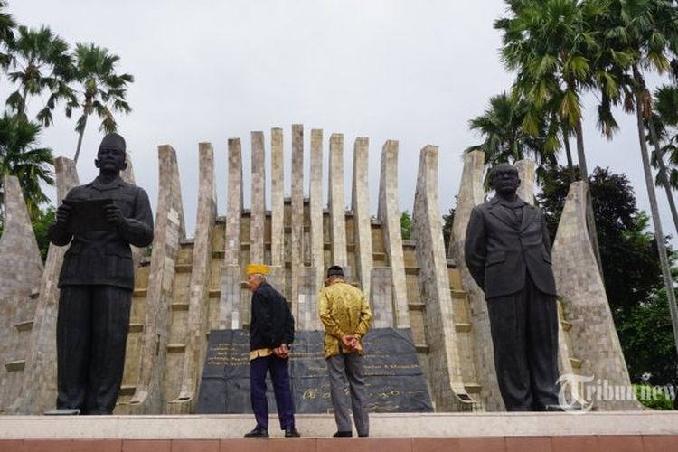 Anggota Legiun Veteran Republik Indonesia (LVRI) Dalijan (kanan) dan Kawit (kiri) memperhatikan patung proklamator saat berkunjung ke Tugu Proklamasi di Jakarta.