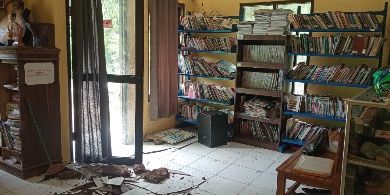 Diterjang Pergeseran Tanah, Perpustakaan Desa Nyaris Roboh, Anak-anak di Purwakarta Kehilangan Ruang Membaca