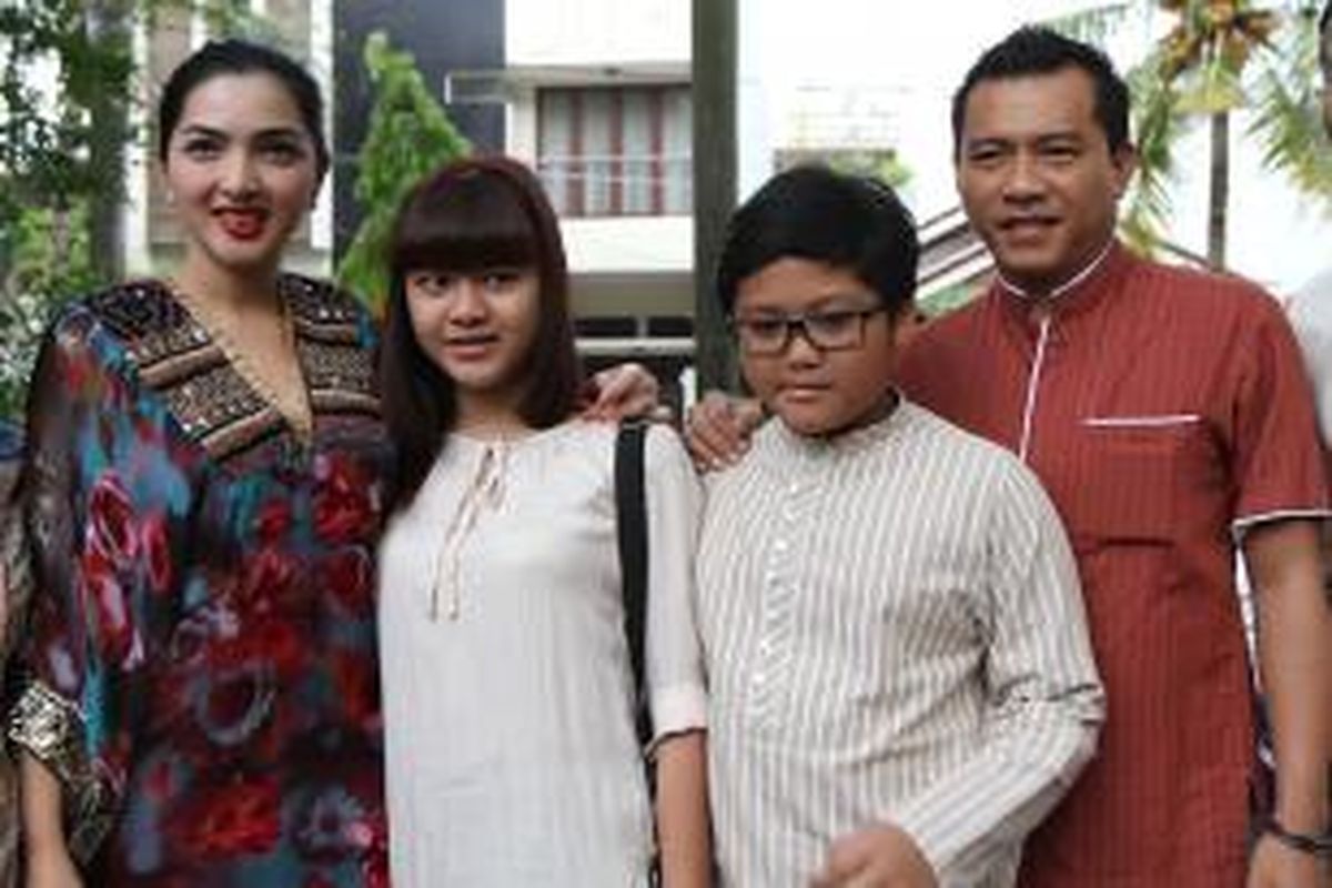 Anang Hermansyah dan Ashanty beserta Aurel dan Azriel, anak-anak Anang dari perkawinan dengan Krisdayanti, mendatangi Masjid Al Falah untuk menyerahkan satu ekor sapi sebagai hewan kurban dari keluarga mereka di Taman Bona Indah, Jakarta Selatan, Jumat (26/10/2012).