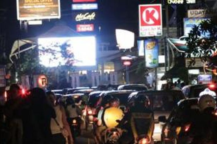 Arus lalu lintas di Kuta, Badung, Bali berlangsung sampai malam hari, Senin (28/7/2014). 