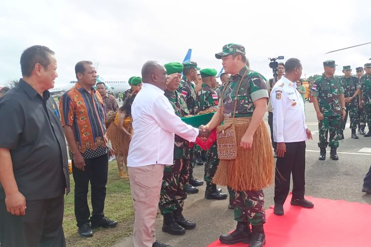 Kepala Staf Angkatan Darat Jenderal Maruli Simanjuntak (kanan) berjabat tangan dengan Bupati Merauke Romanus Mbaraka saat tiba di Bandar Udara Mopah Merauke, Kamis (02/05/2024).