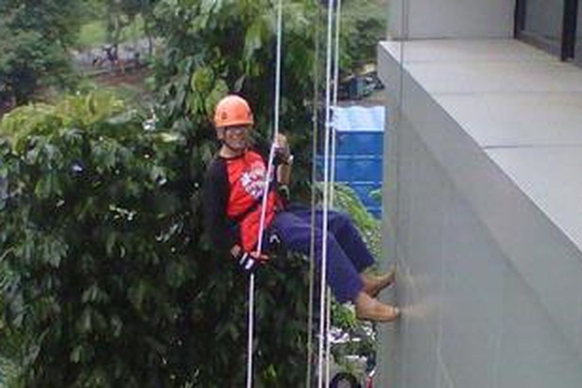 Mantan Wakil Ketua KPK Erry Riyana (63) menuruni gedung KPK, Kuningan, Jakarta, Minggu (25/11/2012) dengan cara meniti tali. Aksi Erry bersama Federasi Panjat Tebing Indonesia (FPTI) dan Kartini Petualang (Karpet) untuk memperingati hari Antikorupsi Se-Dunia (9 Desember 2012). Mereka membentangkan spanduk raksasa bertuliskan 