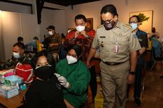 Anies Targetkan DKI Jakarta Vaksinasi 100.000 Warga dalam Sehari