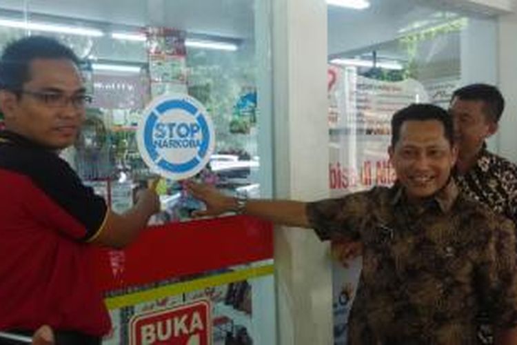 Kepala Badan Narkotika Nasional (BNN) Komjen Budi Waseso saat menempelkan stiker 