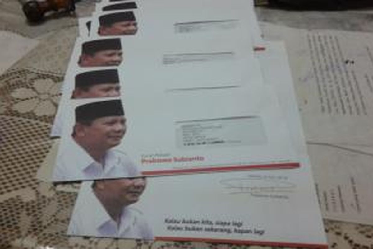 Sebanyak 10 surat atas nama Prabowo Subianto, yang dikirim kepada guru-guru di salah satu Sekolah Dasar Negeri di Depok, Jawa Barat, Rabu(25/6/2014). Surat tersebut berisi permintaan dukungan pada pemilu 9 Juli mendatang.