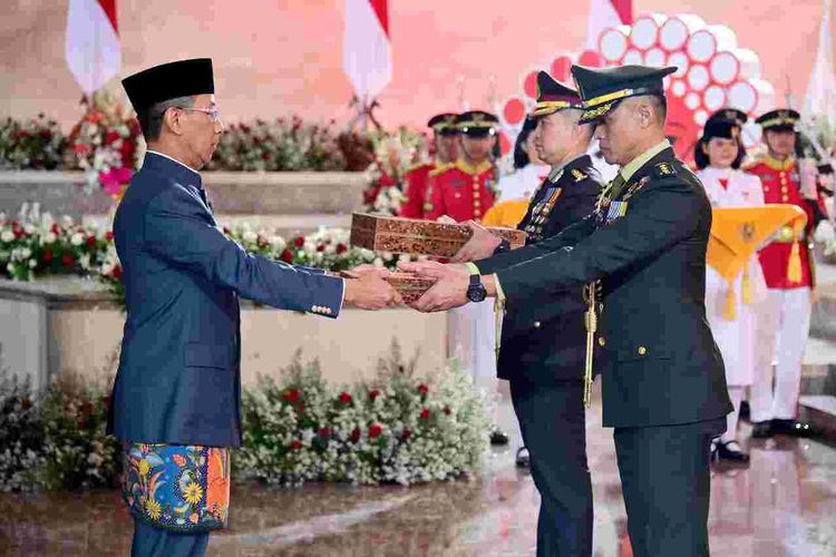 Penjabat (Pj.) Gubernur DKI Jakarta Heru Budi Hartono menyerahkan duplikat bendera pusaka merah putih dan teks proklamasi kemerdekaan di Silang Monas, Jakarta Pusat, Sabtu (10/8/2024).