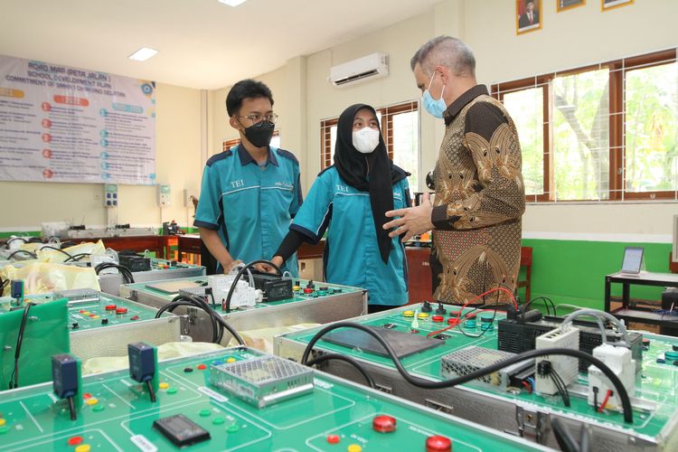 Melalui program up-skilling dan re-skilling guru kejuruan, program tersebut telah melatih sebanyak 340 guru kejuruan dan teknisi hingga 2021. Hasil pelatihan tersebut kemudian disalurkan kepada 630 guru lain dan 12.500 siswa SMK yang tersebar di seluruh Indonesia.