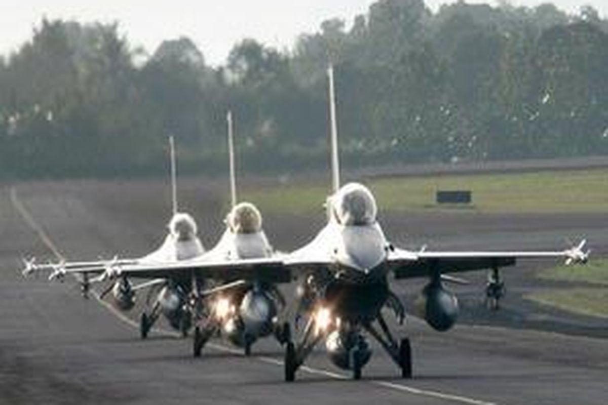 Jajaran pesawat F-16 Fighting Falcon TNI AU bersiap mengikuti latihan Malindo.