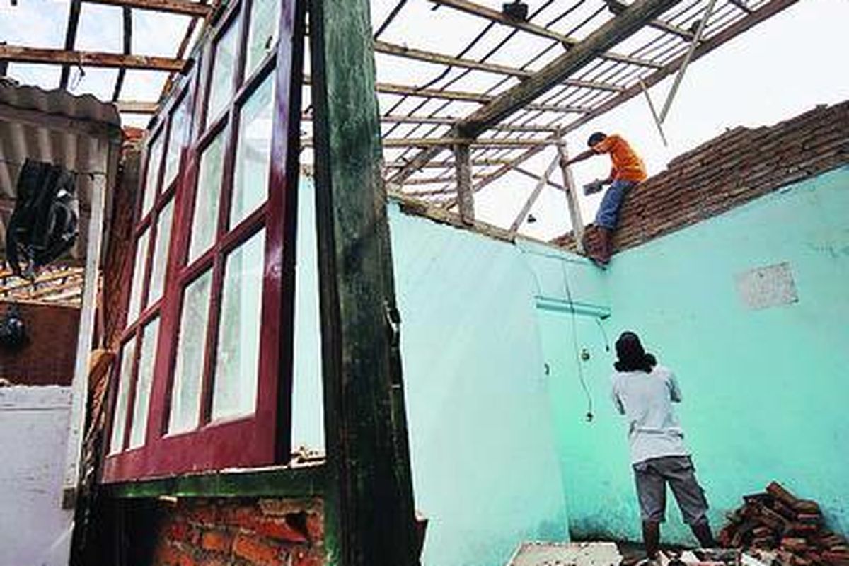 Sebuah rumah milik Mudjihardjo (85) di Jalan Kenanga, Kelurahan Jatimulyo, Kecamatan Lowokwaru, Kota Malang, Jawa Timur, hancur akibat ledakan elpiji 3 kilogram, Kamis (1/7). Ledakan menyebabkan atap rumah hancur dan dinding retak-retak. Tidak ada korban jiwa dalam peristiwa tersebut. 