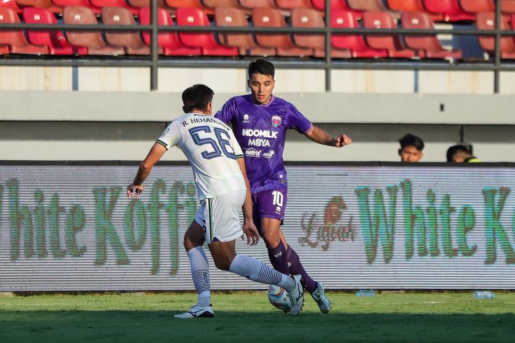 Ezequiel Vidal pemain Persita melakukan head to head dengan Rezaldi Hehanussa pada pertandingan pekan ke-31 Liga 1 2023-2024 antara Persita vs Persib, Senin (15/4/2024) di Stadion Kapten I Wayan Dipta, Gianyar, Bali.