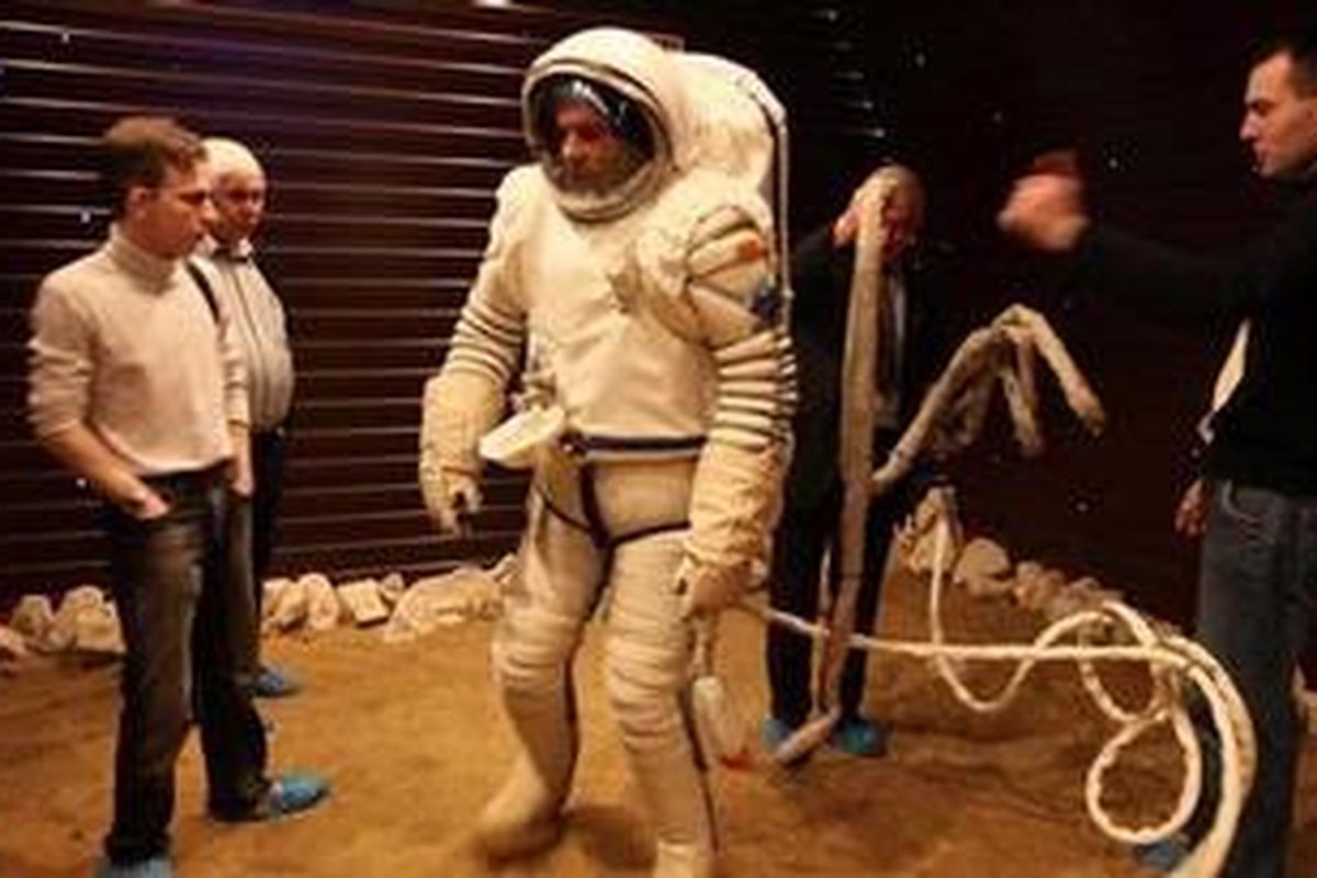 Kosmonot mencoba pakaian ruang angkasa di fasilitas Mars500. 