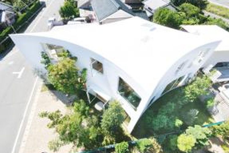 Rumah berwarna putih mencolok di Toyokawa, Jepang, ini didesain oleh Studio Velocity. Menurut sang arsitek, bangunan dua lantai tersebut dibuat sebagai hunian pribadi sekaligus toko. 