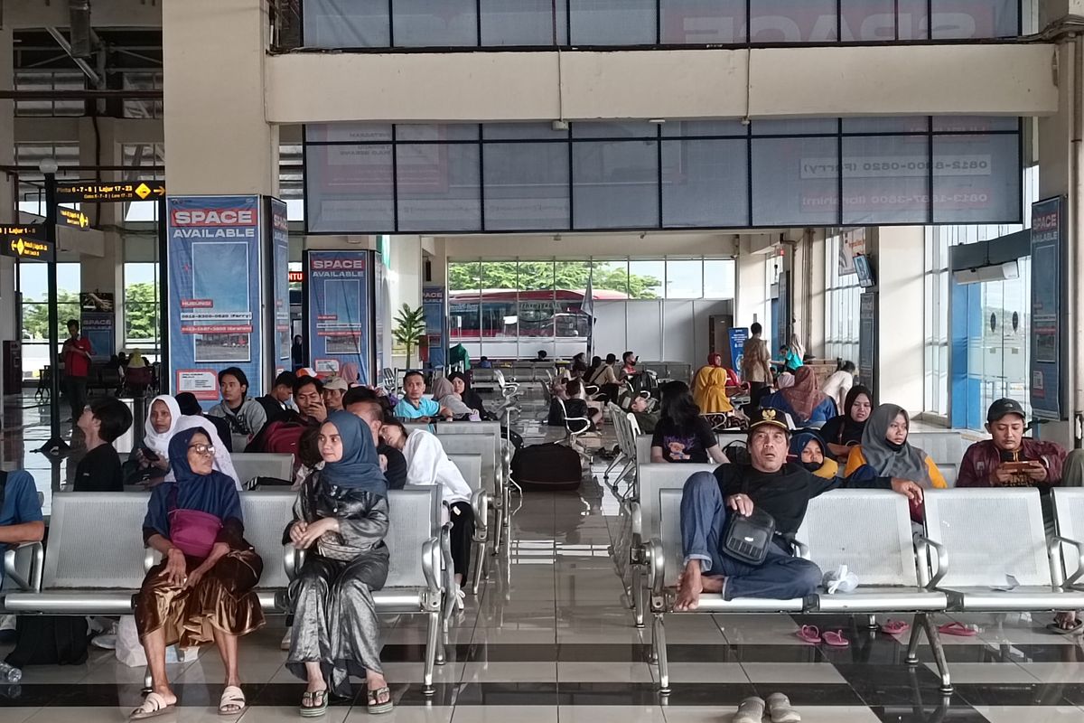 Para pemudik di Terminal Pulogebang sedang menunggu bus untuk berangkat ke kampung halaman, Jakarta Timur, Rabu (3/4/2024).